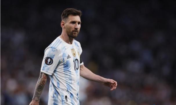 当汽车驶近,这座建筑竟开始缩小…世界出bug了吗?